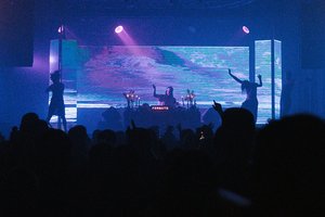 Se Viene… Excelentes Nadadores y El Robot Bajo el Agua juntxs